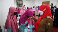 Walikota Bandar Lampung, Eva Dwiana bersama BPR Waway Lampung kembali memberikan bantuan berupa santunan kepada anak yatim, Foto|| (Asmarani/ jurai.id)