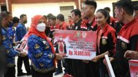Walikota Eva Dwiana Bagikan Tali Asih ke Atlet dan Pelatih Porprov Lampung, Foto|| (Dok. Jurai. Id)