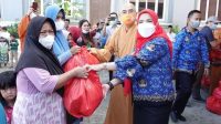 Walikota Eva Dwiana Bersama Umat Buddhayana Lampung Salurkan Sembako untuk Masyarakat, Foto|| (Dok. Jurai.id)