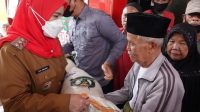 Walikota Bandar Lampung, Eva Dwiana Salurkan Bantuan Beras ke Masyarakat Kurang Mampu, Foto|| (Dok. jurai.id)