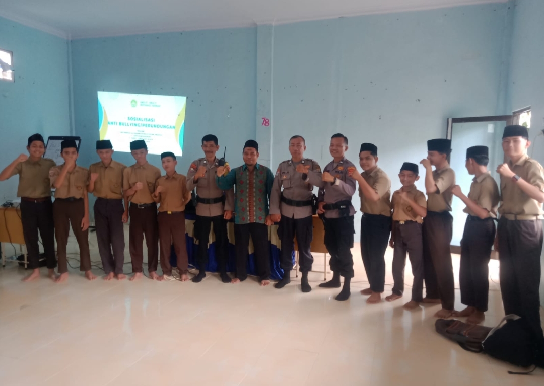 Cegah Bullying, Bhabinkamtibmas dan Binmas Polsek Rajabasa Raya Berikan Edukasi di PPTQ Miftahul Jannah, Foto: Istimewa