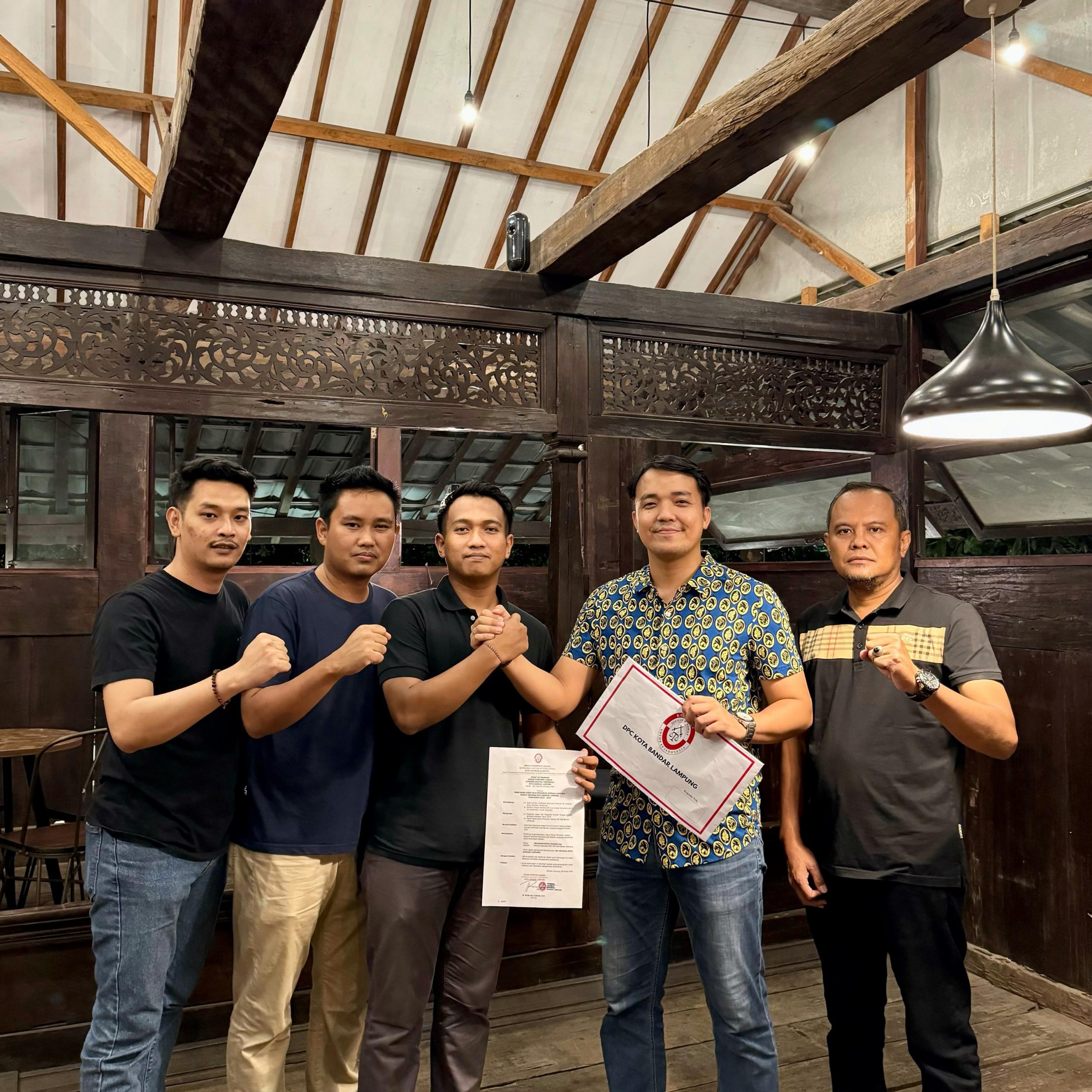 Berikan Bantuan Hukum Gratis, Ketua DPC KAI Bandarlampung Serahkan SK Advokai ke Rizki Tauzah, (Foto:Ist)