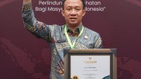 Pj Bupati Pringsewu Marindo Kurniawan Terima Penghargaan Universal Health Coverage 2024