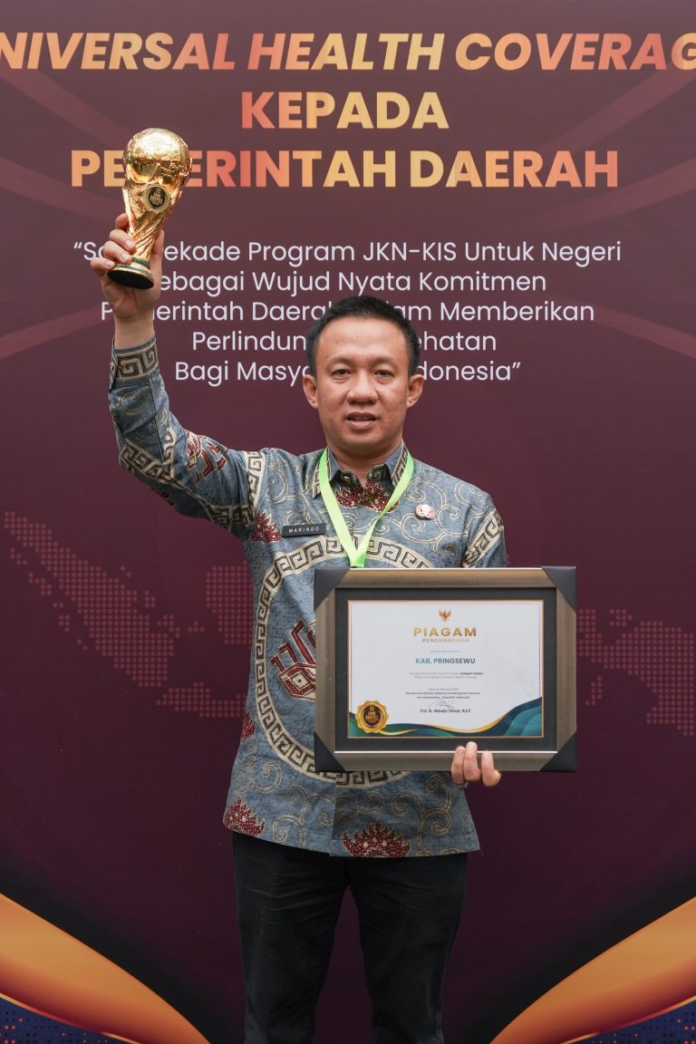 Pj Bupati Pringsewu Marindo Kurniawan Terima Penghargaan Universal Health Coverage 2024