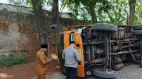 Kelebihan Muatan, Truk Pengangkut Bungkil Terguling