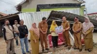 Pj Bupati Pringsewu Serahkan Bantuan Kepada Warga Terdampak Puting Beliung