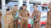 Bupati Pesibar Serahkan Mobil Ambulance ke UPTD Puskesmas Bangkunat