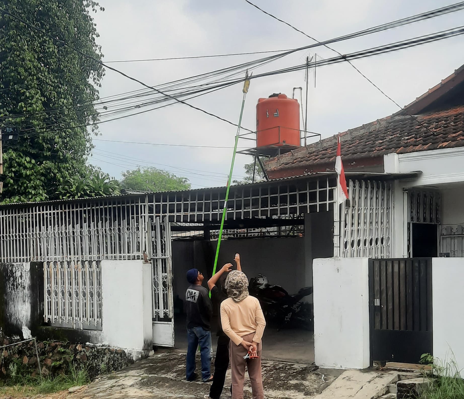 Benahi Kesemrawutan, Disperkim Bandar Lampung Tertibkan Kabel Fiber Optik di Sejumlah Titik