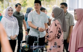 Serahkan Bantuan Atensi, Ini Pesan Bupati