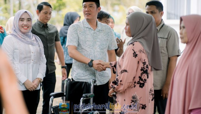 Serahkan Bantuan Atensi, Ini Pesan Bupati