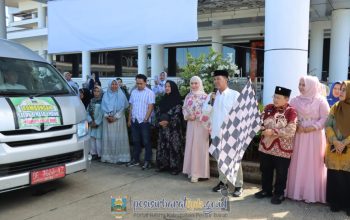 Bupati Dedi Irawan Lepas 10 Jamaah Umroh Asal Pesibar