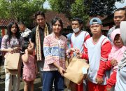 Hangat dan Penuh Empati, Bupati Egi Sambangi SLB Negeri Sidomulyo Bersama Tiga Putrinya