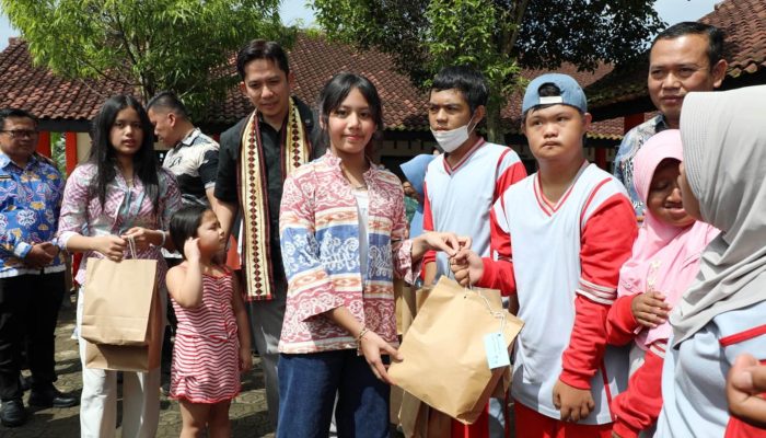 Hangat dan Penuh Empati, Bupati Egi Sambangi SLB Negeri Sidomulyo Bersama Tiga Putrinya