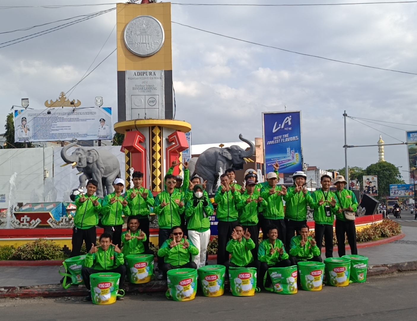 Wong Coco Berbagi Ratusan Takjil di Dua Titik Kota Bandar Lampung