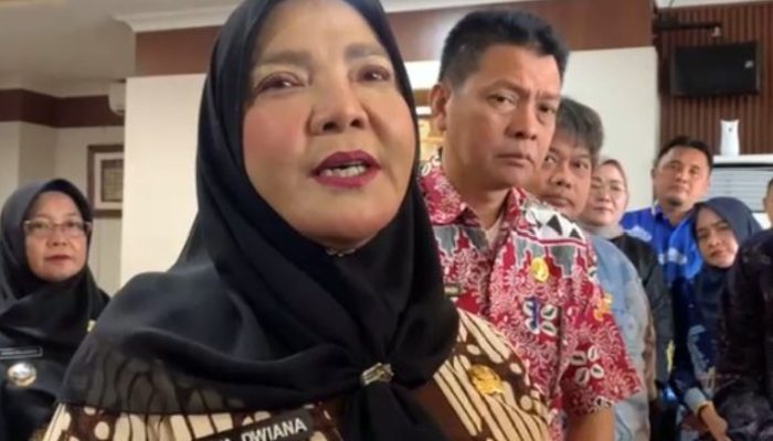 Eva Serahkan Bantuan Biaya Pengobatan Kepada Korban Musibah Angin Puting Beliung dan Tertimpa Pohon   