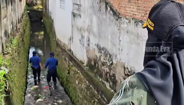 Eva Dwiana Sidak Kali di Teluk Betung Barat-Bumi Waras, Masih Temukan Warga Buang Sampah Sembarangan