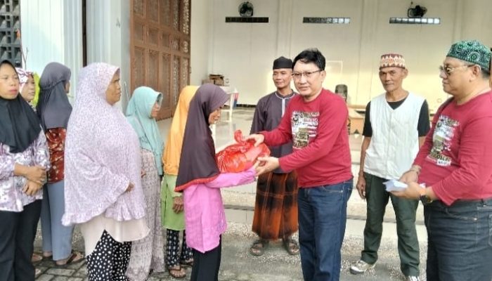 Ketum Willys Lampung Community Pimpin Langsung Pembagian Baksos di Beberapa Titik