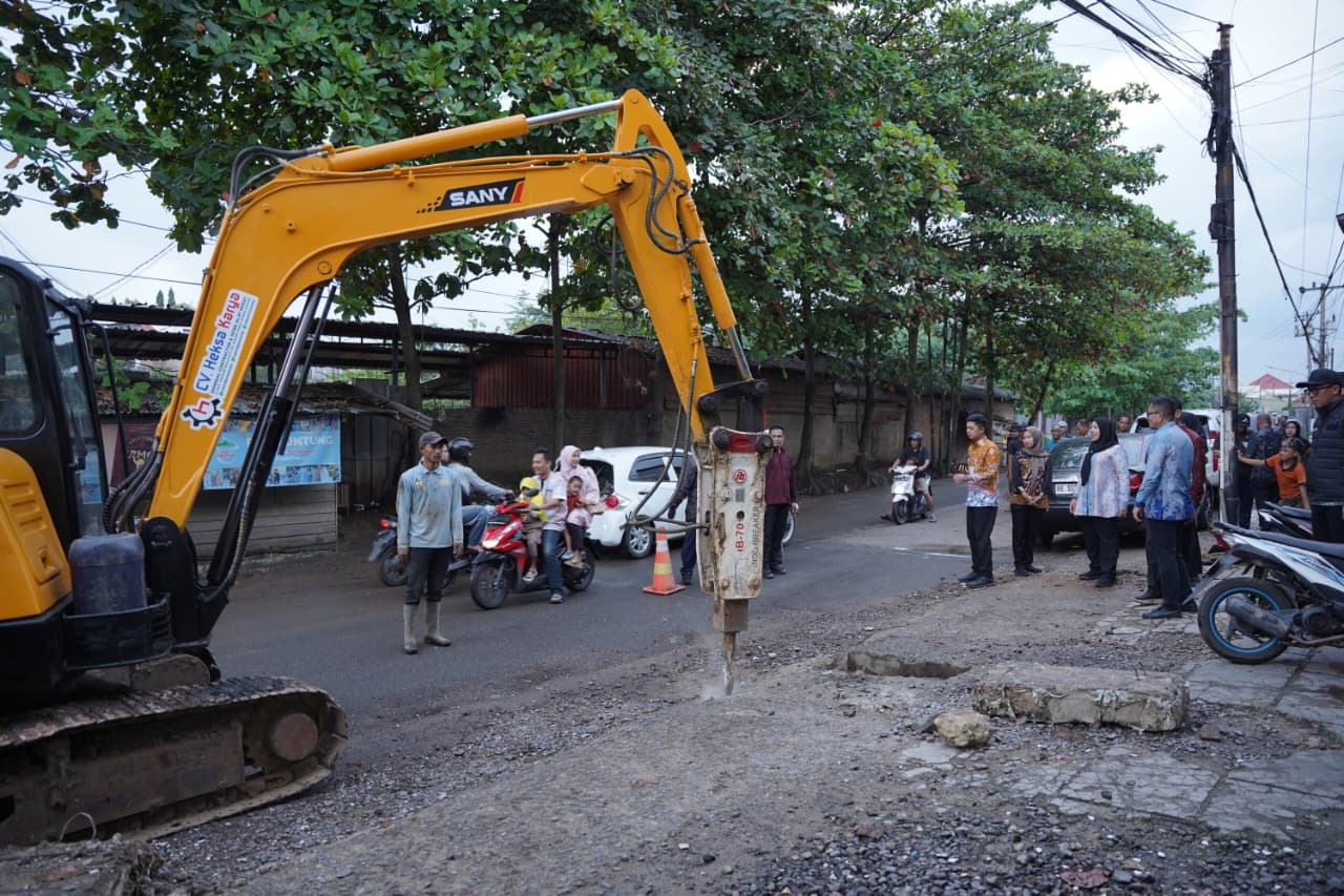Eva Dwiana Benahi Jalan dan Drainase di Kedamaian, Dikebut Siang-Malam