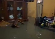 Banjir Setinggi Pinggang Rendam Rumah Warga di Jagabaya I dan II, Kerugian Capai Rp10 Juta