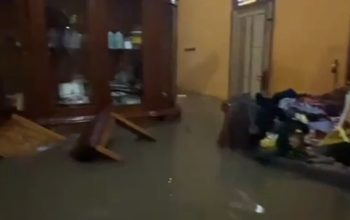 Banjir Setinggi Pinggang Rendam Rumah Warga di Jagabaya I dan II, Kerugian Capai Rp10 Juta