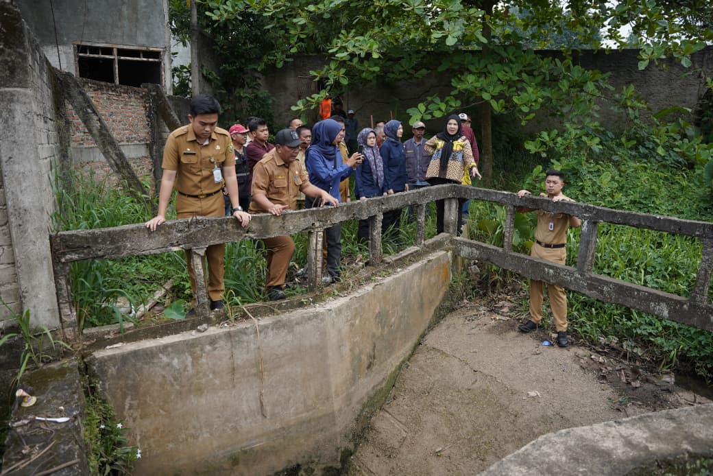 Cegah Banjir Saat Hujan, Eva Dwiana Tinjau Gorong-Gorong di Labuhan Ratu