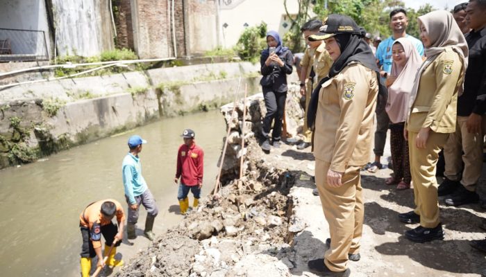 Antisipasi Banjir, Bunda Eva Pastikan Saluran Air Lancar