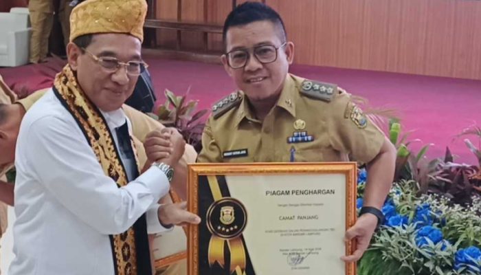 Camat Panjang Terima Penghargaan atas Kontribusi Penanggulangan TBC di Bandar Lampung