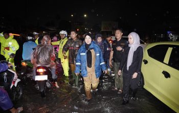 Eva Dwiana Turun Langsung Pantau Warga Terdampak Banjir Pascahujan Deras di Bandar Lampung