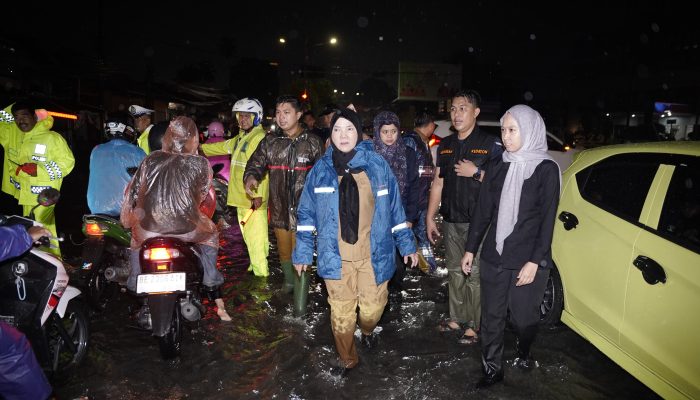 Eva Dwiana Turun Langsung Pantau Warga Terdampak Banjir Pascahujan Deras di Bandar Lampung