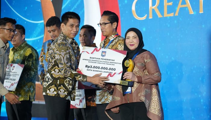 Bandar Lampung Juara 1 Creative Financing Nasional, Eva Dwiana Terima Penghargaan dari Mendagri