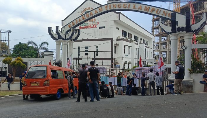 Puluhan Massa Demo di Kejati Lampung, Desak Usut Dugaan TPPU Kasus SPAM Pesawaran