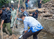 Camat dan Lurah di Way Halim Turun Tangan Evakuasi Talud Roboh di Sungai Way Awi