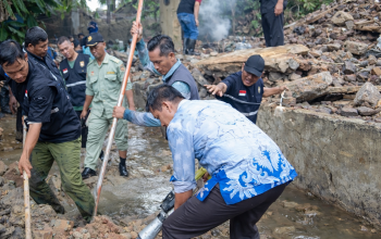 Camat dan Lurah di Way Halim Turun Tangan Evakuasi Talud Roboh di Sungai Way Awi
