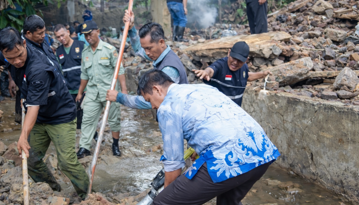 Camat dan Lurah di Way Halim Turun Tangan Evakuasi Talud Roboh di Sungai Way Awi