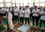 Bupati Egi dan Ratusan Jemaah di Kalianda Gelar Salat Gaib untuk Korban Tragedi KAI