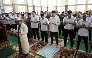 Bupati Egi dan Ratusan Jemaah di Kalianda Gelar Salat Gaib untuk Korban Tragedi KAI