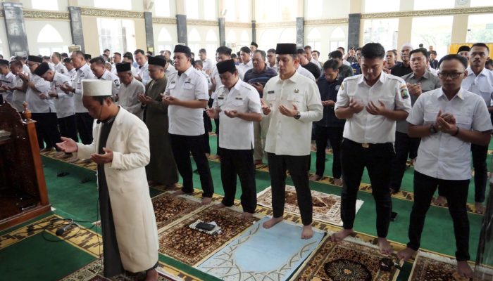 Bupati Egi dan Ratusan Jemaah di Kalianda Gelar Salat Gaib untuk Korban Tragedi KAI