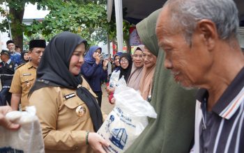 Eva Dwiana Salurkan Bantuan Beras ke 146 Ribu KPM di Bandar Lampung