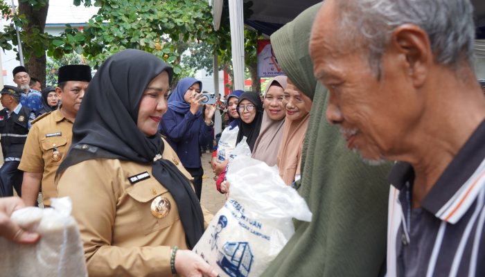 Eva Dwiana Salurkan Bantuan Beras ke 146 Ribu KPM di Bandar Lampung