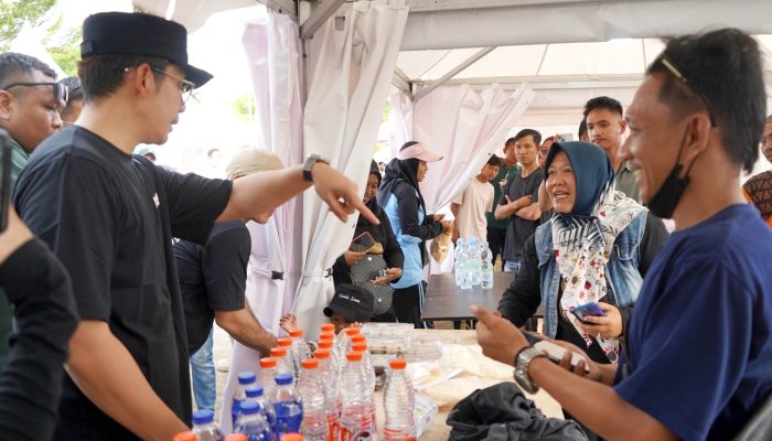 Di Tengah Hingar Bingar Indonesian Drift Series 2026, Bupati Egi Sempatkan Jajan Dagangan Pelaku UMKM
