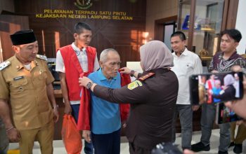 Kawal Kepulangan Mbah Mujiran, Wabup Syaiful Anwar Pastikan Pemkab Lampung Selatan Jamin Hak Sosial Sang Kakek