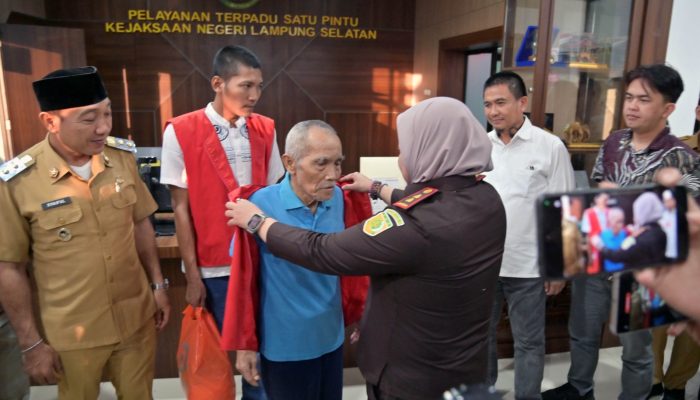 Kawal Kepulangan Mbah Mujiran, Wabup Syaiful Anwar Pastikan Pemkab Lampung Selatan Jamin Hak Sosial Sang Kakek