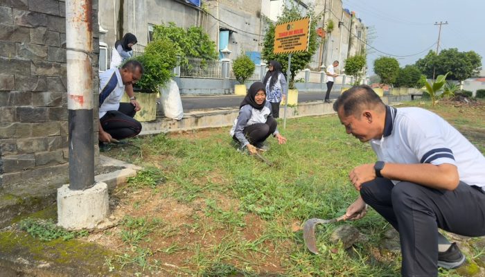 Semangat Jumat Bersih, Kalapas Pimpin Langsung Jajaran Tata Area Luar Institusi