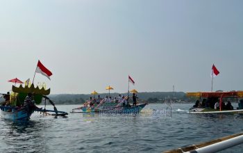 Laut Krui Bersolek, Parade Perahu Hias Semarakkan Tradisi Ngumbai Lawok