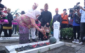 Peringati HUT Ke-344 Kota Bandar Lampung, Eva Dwiana Ziarah dan Tabur Bunga di TMP Kedaton