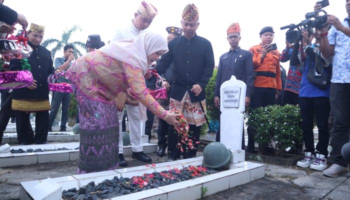Peringati HUT Ke-344 Kota Bandar Lampung, Eva Dwiana Ziarah dan Tabur Bunga di TMP Kedaton