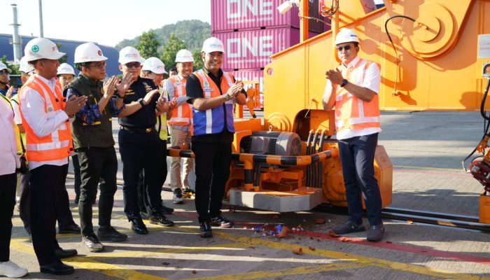 Tingkatkan Layanan Bongkar Muat Petikemas, Pelindo Regional 2 Panjang Resmikan QCC 004