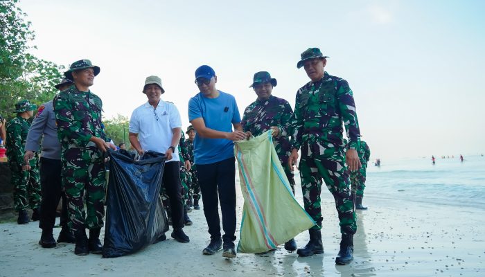 Ribuan Warga Turun ke Pantai, Tak Sekadar Pungut Sampah tapi Bangun Budaya Bersih