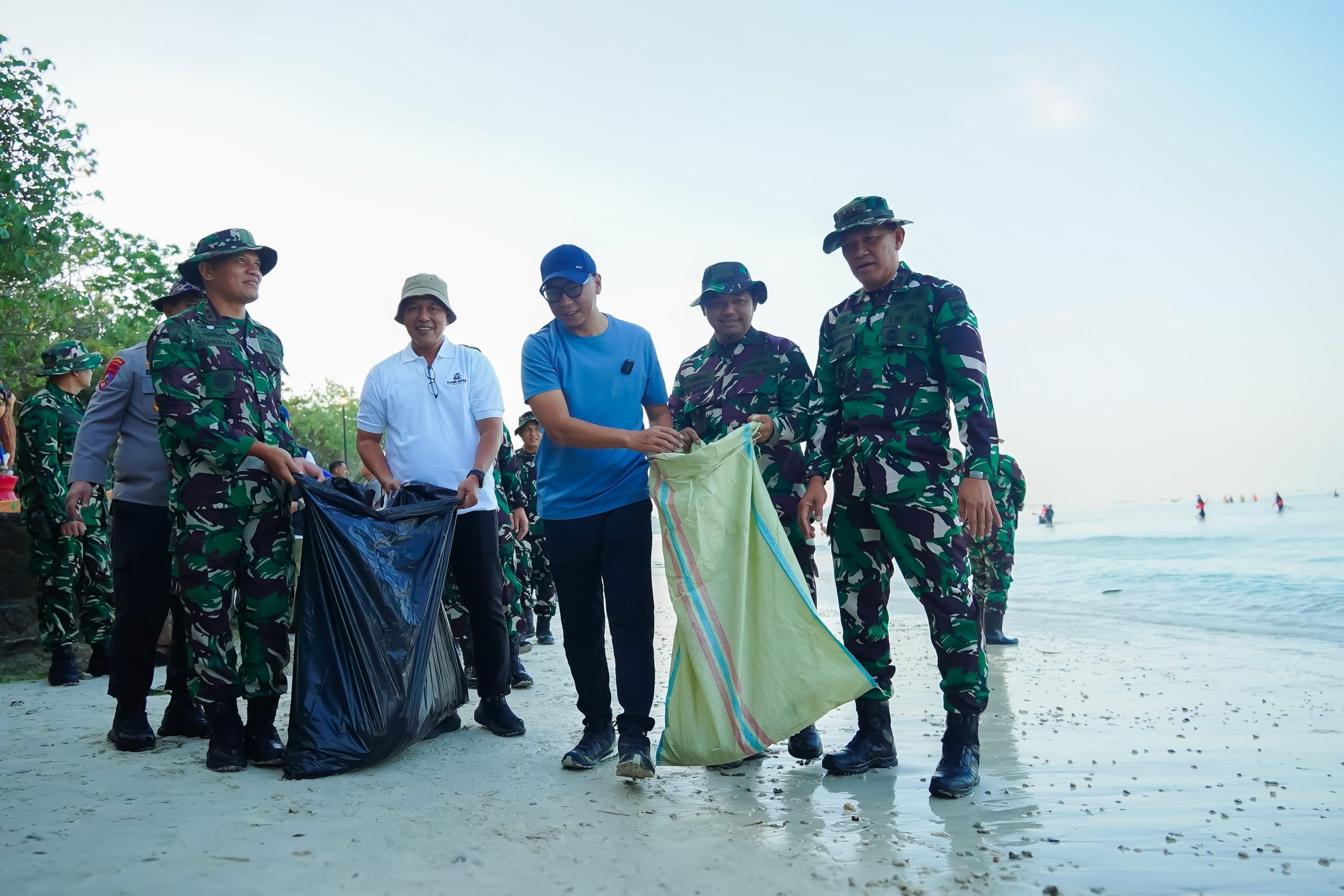 Ribuan Warga Turun ke Pantai, Tak Sekadar Pungut Sampah tapi Bangun Budaya Bersih