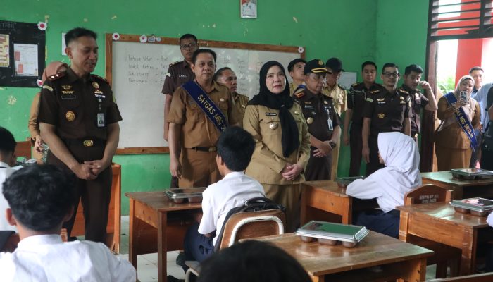 Kajati Lampung dan Walikota Eva Tinjau Program MBG di Dua Sekolah Bandar Lampung